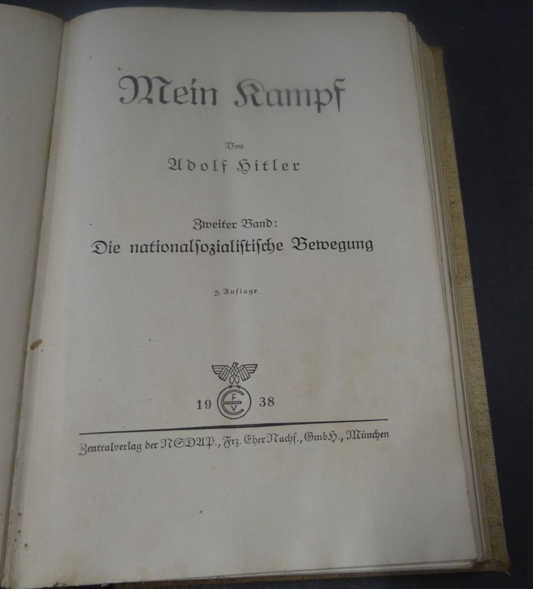 Adolf Hitler "Mein Kapf" in 2 Bänden, 3 Auflage, 1938, in sehr schlechter Erhaltung,