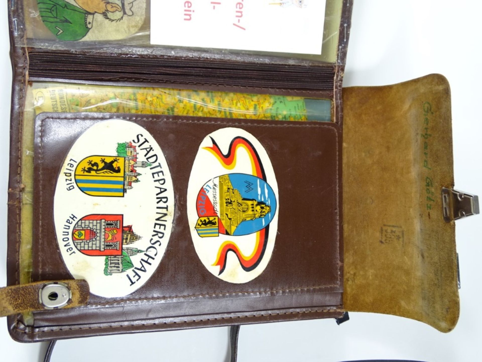 Kartentasche, Leder, mit diversen Pins und Stickern, 21 x 27,5 cm, Gebrauchsspuren vorhanden - Bild 3 aus 4