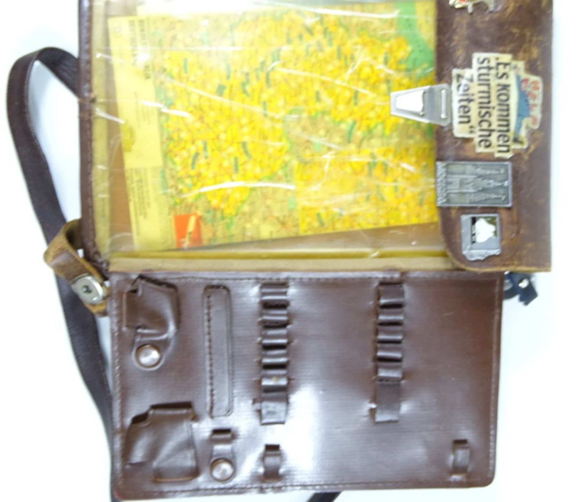 Kartentasche, Leder, mit diversen Pins und Stickern, 21 x 27,5 cm, Gebrauchsspuren vorhanden - Bild 4 aus 4