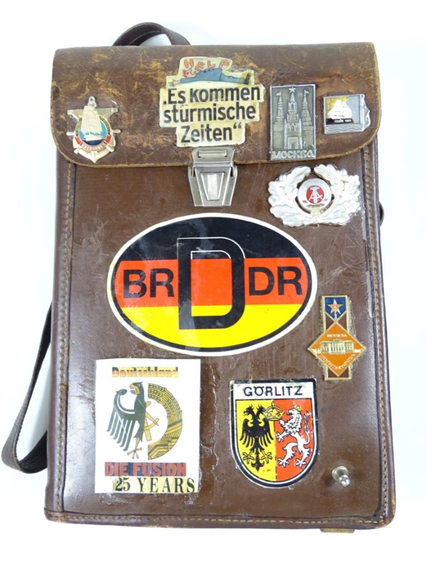 Kartentasche, Leder, mit diversen Pins und Stickern, 21 x 27,5 cm, Gebrauchsspuren vorhanden