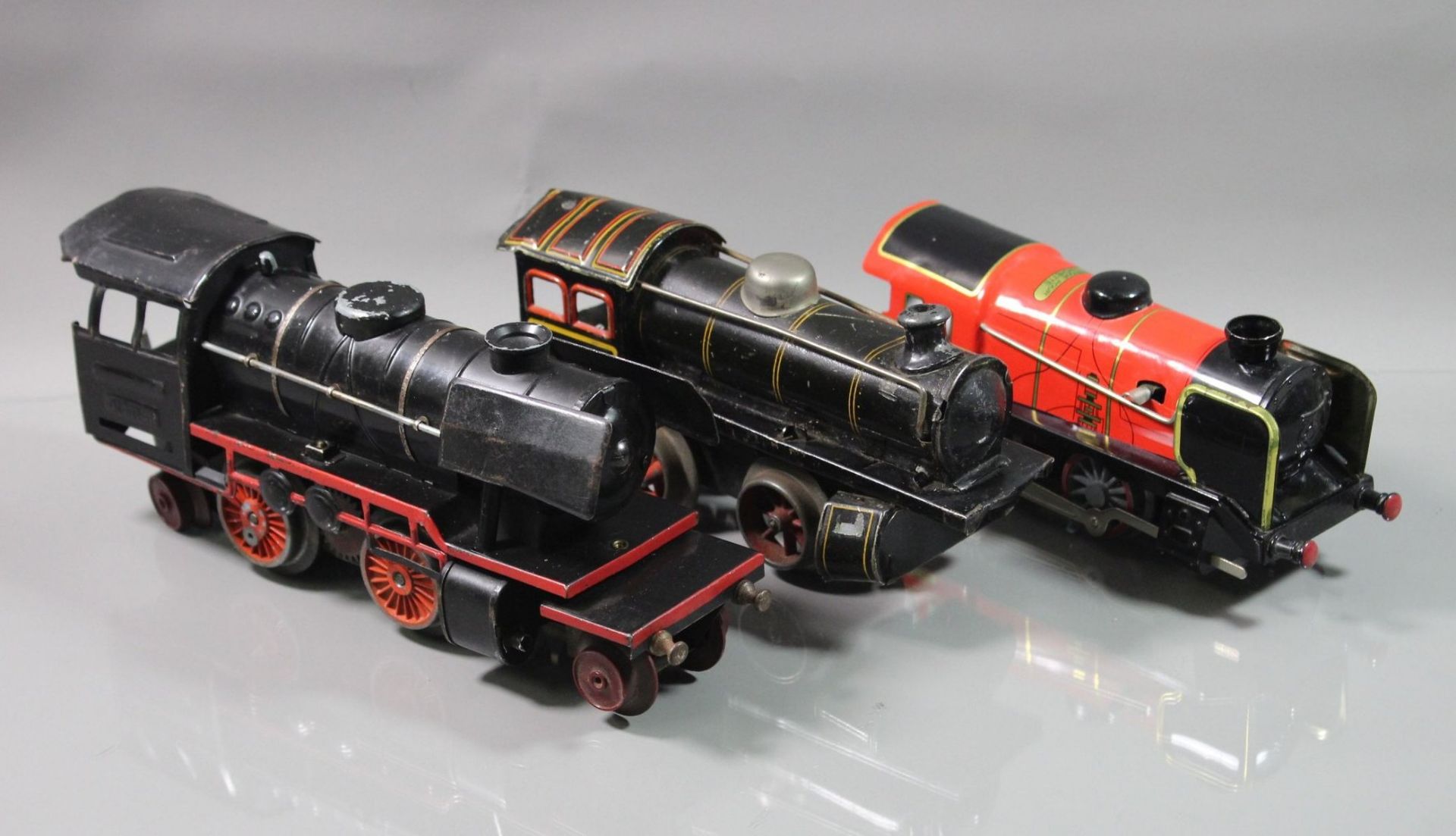 Konvolut Blech-Spielzeug, 3x div. Lokomotiven (Distler, Hornby und ungemarkt) sowie kl. Blechauto "