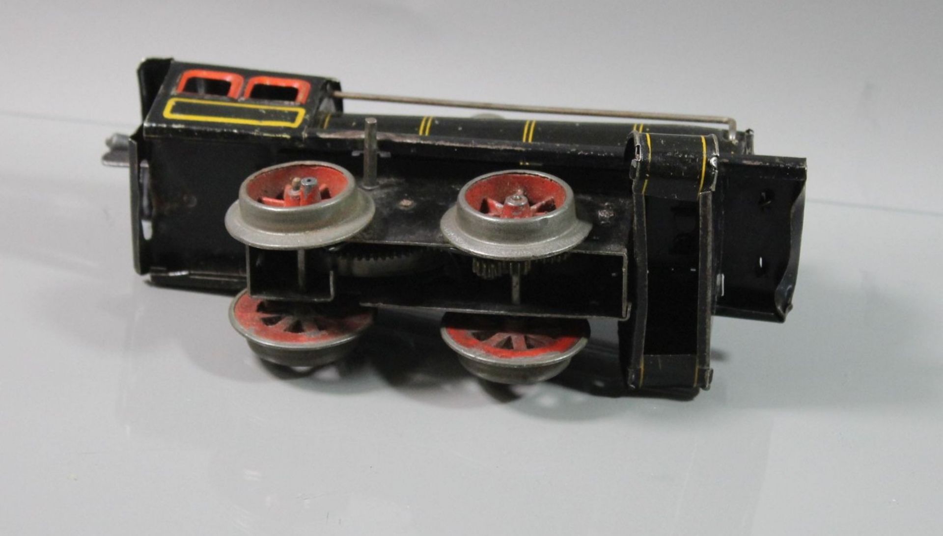 Konvolut Blech-Spielzeug, 3x div. Lokomotiven (Distler, Hornby und ungemarkt) sowie kl. Blechauto " - Image 7 of 10
