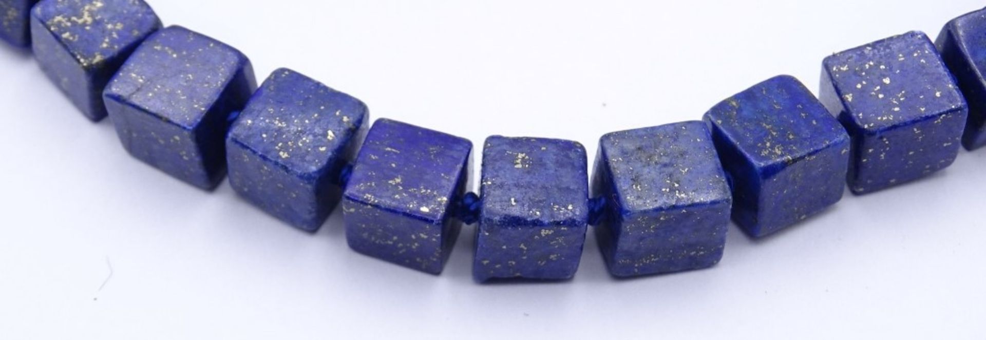 Halskette mit Lapislazuli Würfeln und silberfarbenen Magnetverschluss,ca.L- 49,5cm, 82,9gr. - Image 3 of 5