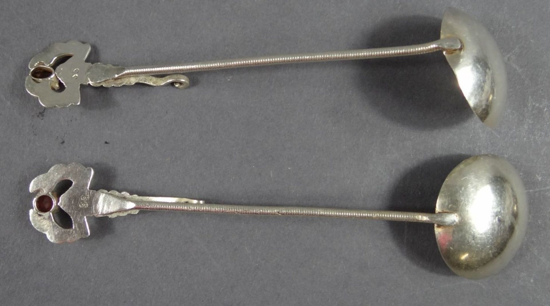 2 kl. Silber-Löffel zum Einhängen,Stielende mit Haken und Hummer, roter Stein, L-13 cm, zus. 28 gr. - Bild 3 aus 6