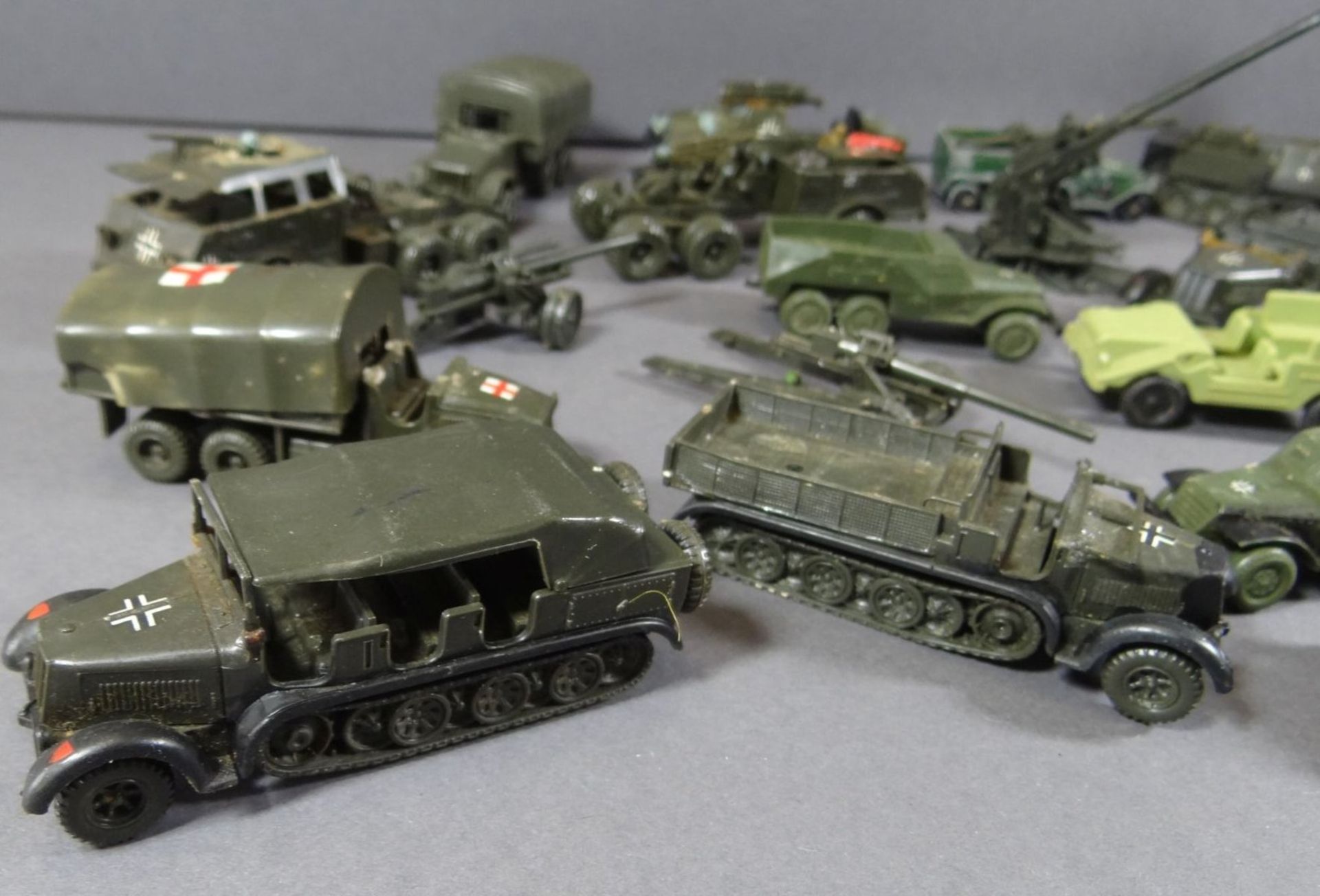 kl. Karton voller militärisches Spielzeug, Panzer, Autos etc., ca. 50 Teile, tw. beschädigt, anbei - Image 6 of 8