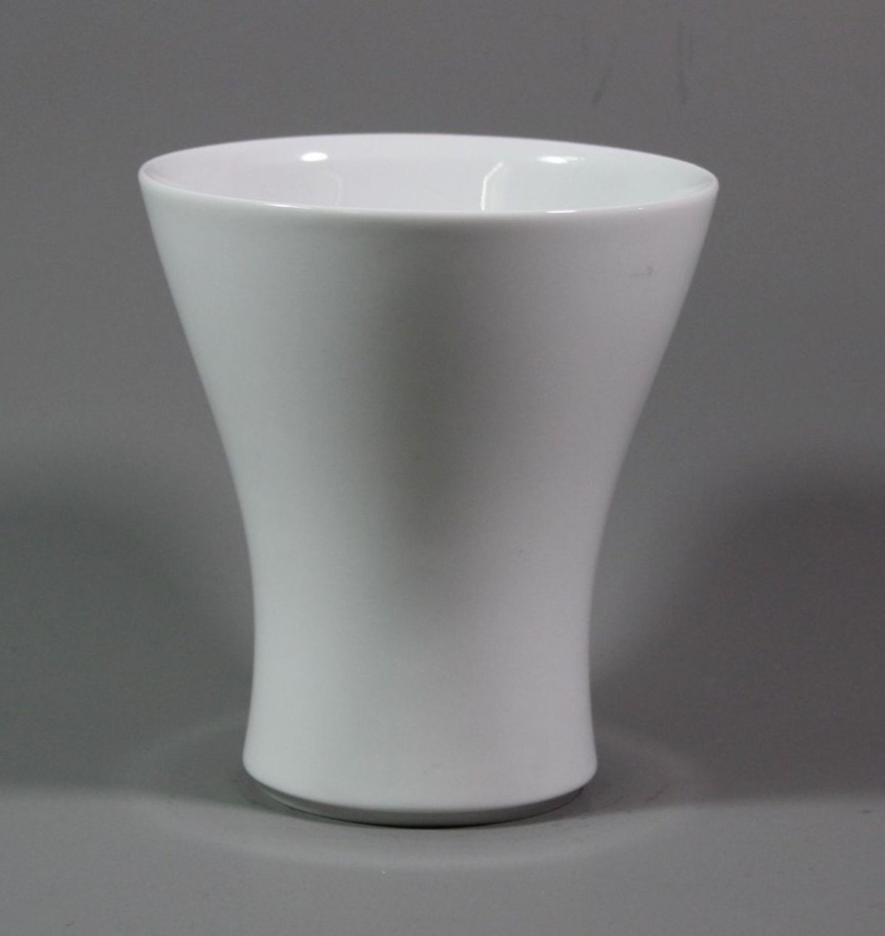 kl. Vase, KPM Berlin, Weißporzellan, H-11cm D-10cm.