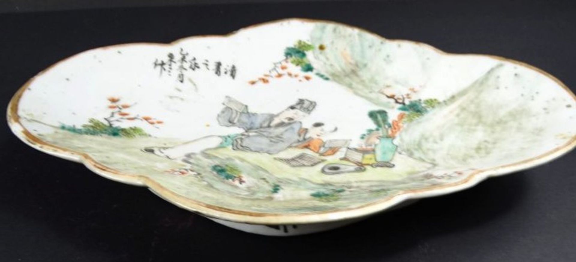 ovale China-Schale auf Standring, figürl. Dekor, H-4,5 cm, 27,5x20 cm, Alters-u. Gebrauchsspuren, - Image 3 of 6