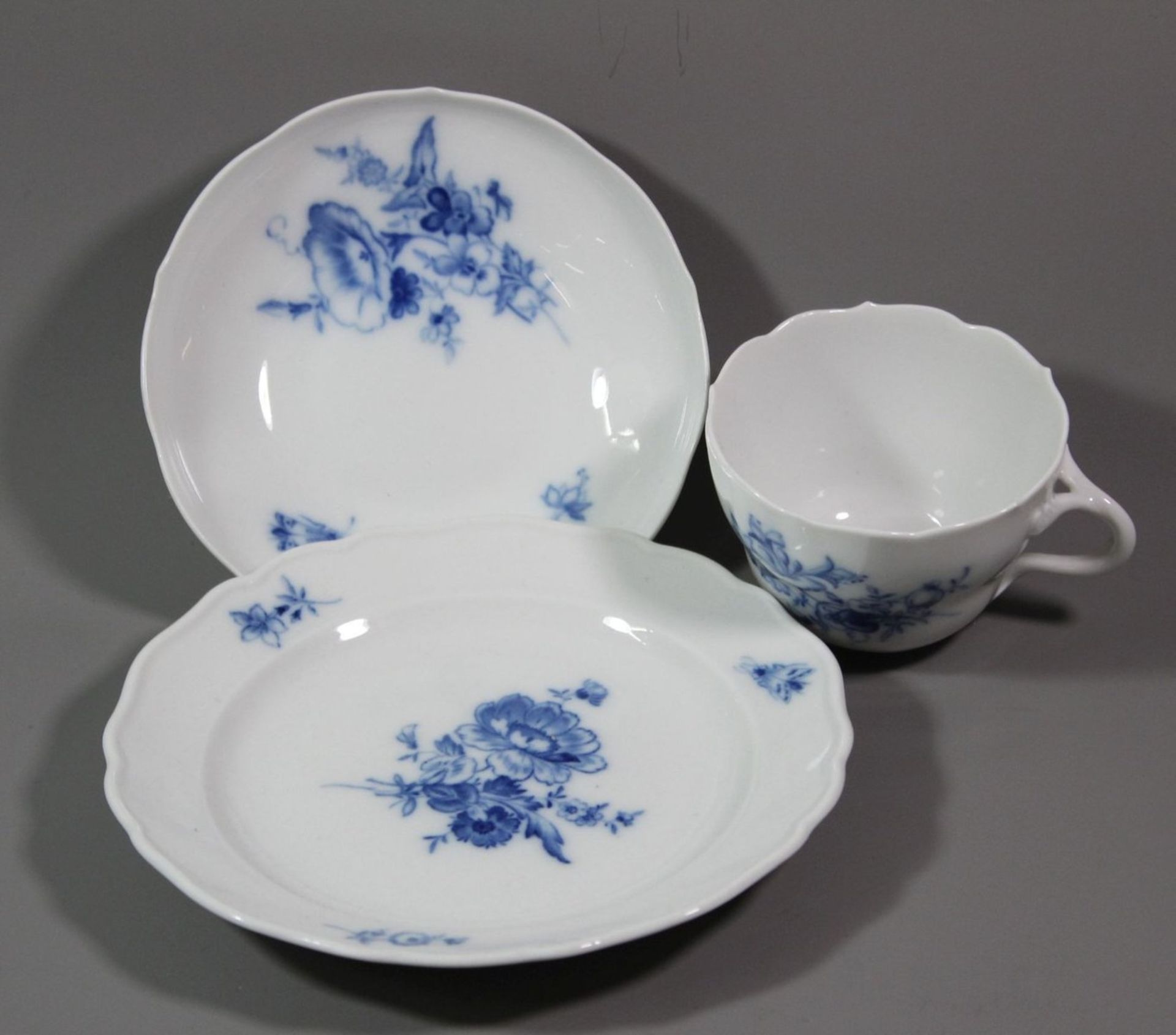 Gedeck, Meissen, Schwertermarke, blaues florales Dekor, je 2 Schleifstriche, Tasse H-6,5cm. - Image 3 of 4