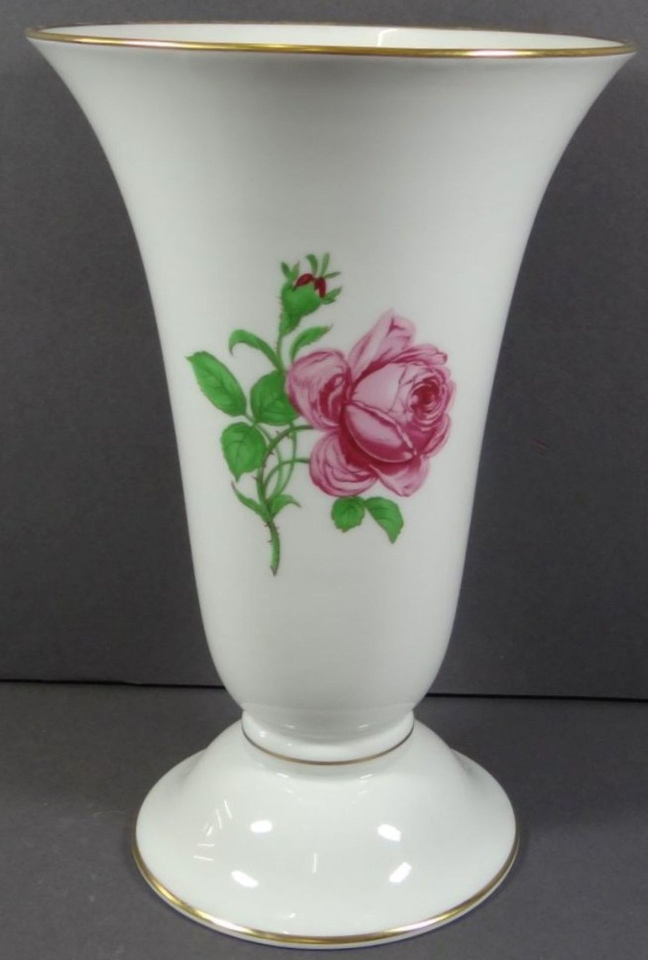 gr. Vase mit Stand "Fürstenberg" rote Rose, H-24 cm