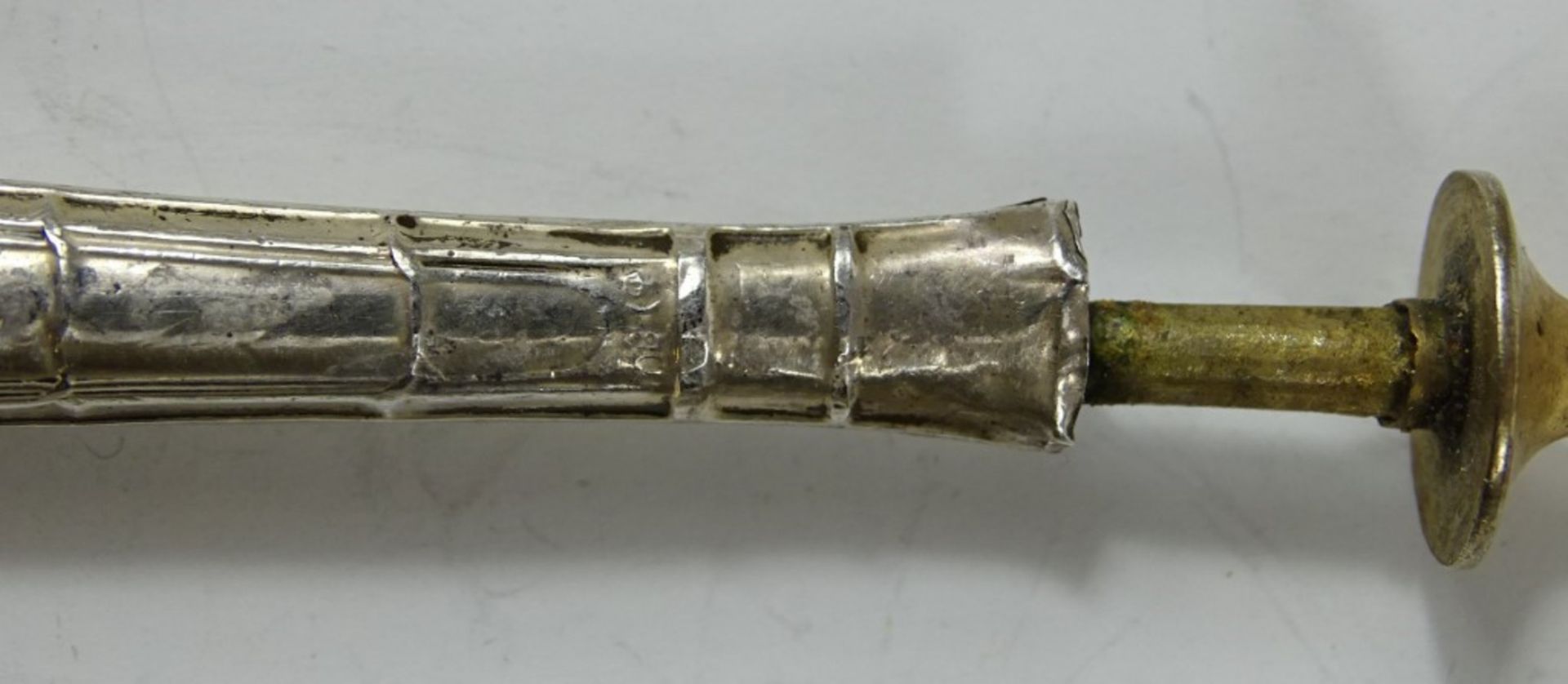 3 alte Vorlegeteile mit 800er-Silbergriffen, zus. 84 gr., L. 17,5-20,5 cm, deutliche Altersspuren - Image 5 of 5