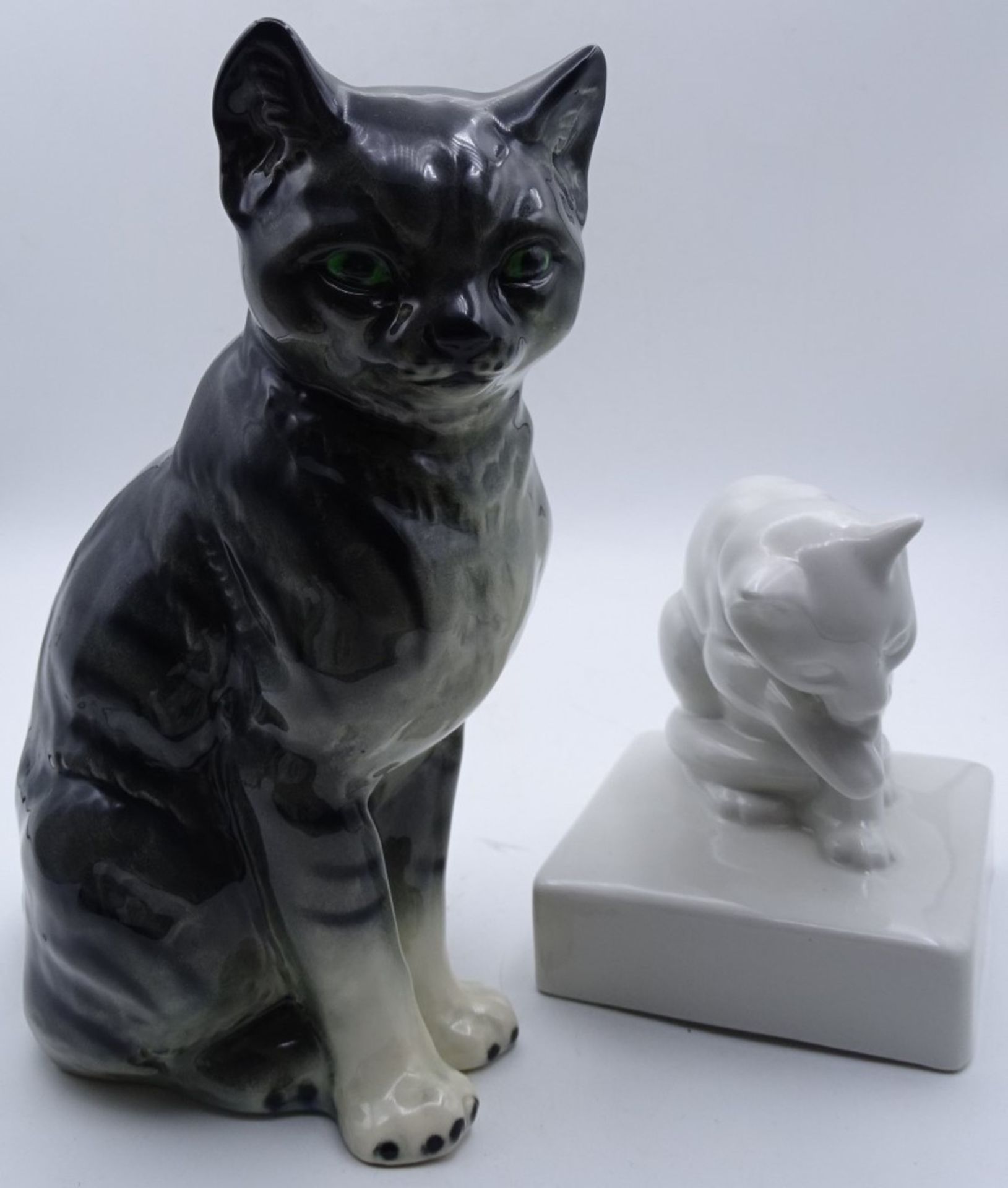 2 Katzenfiguren, 1 x ungemarkt, 1 x Cortendorf, H. 11 und 20 cm