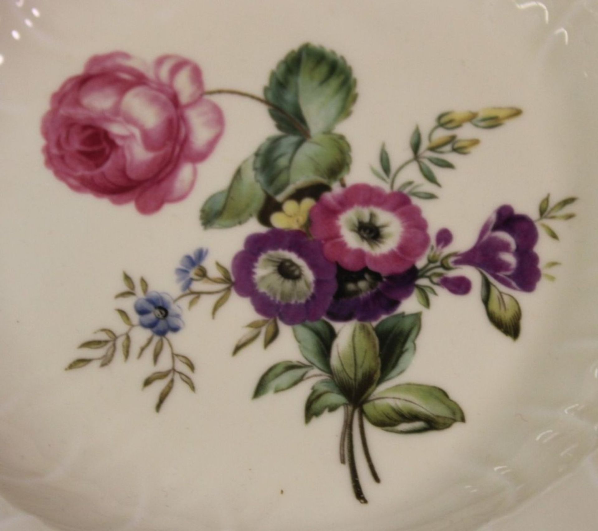 3x Suppenteller, Royal Copenhagen, Blumenbemalung, H-6cm D-25cm. - Image 3 of 6