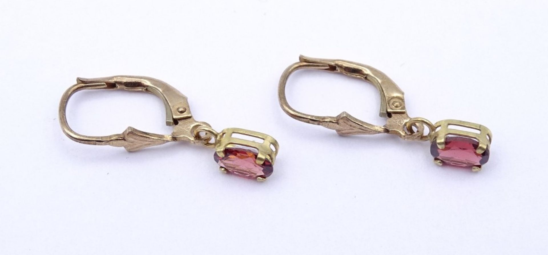 Paar alte Gold Ohrhänger 0.333 mit oval facc. Granate, L- 2,3cm, zus. 1,2gr. - Image 2 of 4