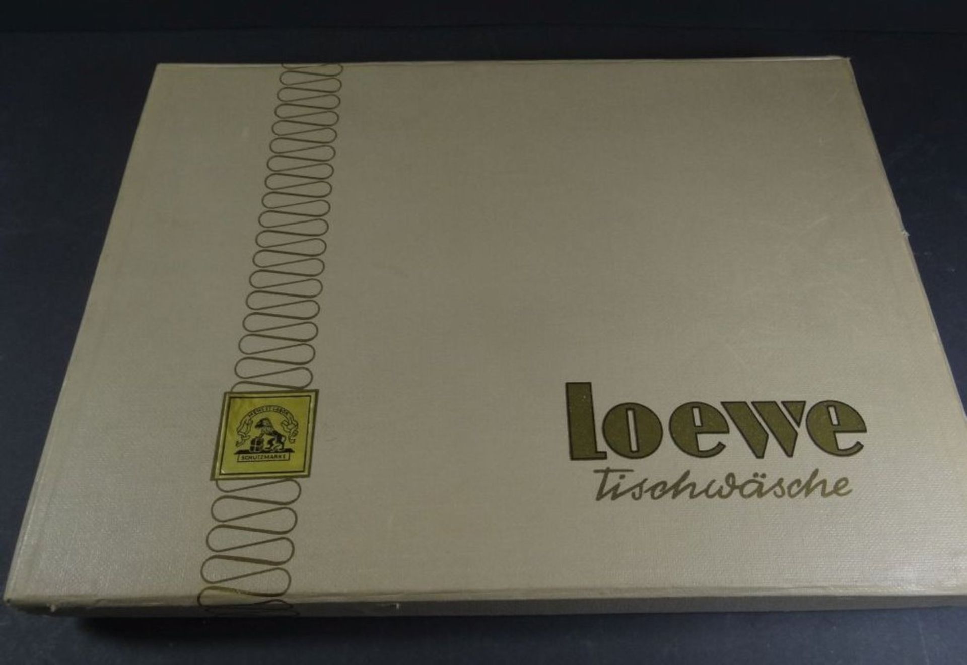 Karton mit Tischtuch 130x160 cm, und 6 passenden Leinenservietten, neuwertig, "Loewe" - Image 2 of 4