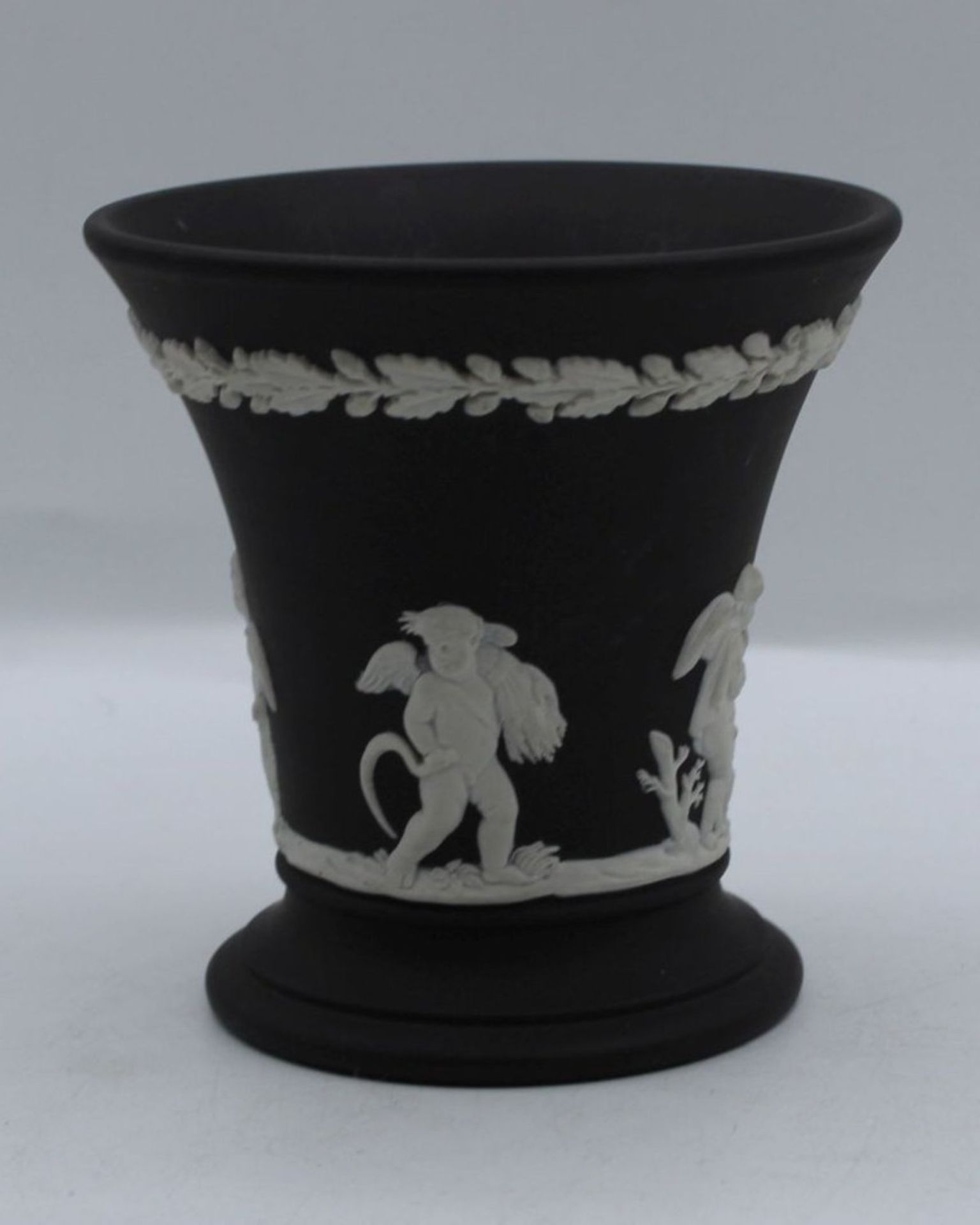 kl. Kratervase, Wedgewood, schwarz mit umlauf. Reliefdekor, H-8,5cm. - Image 3 of 4