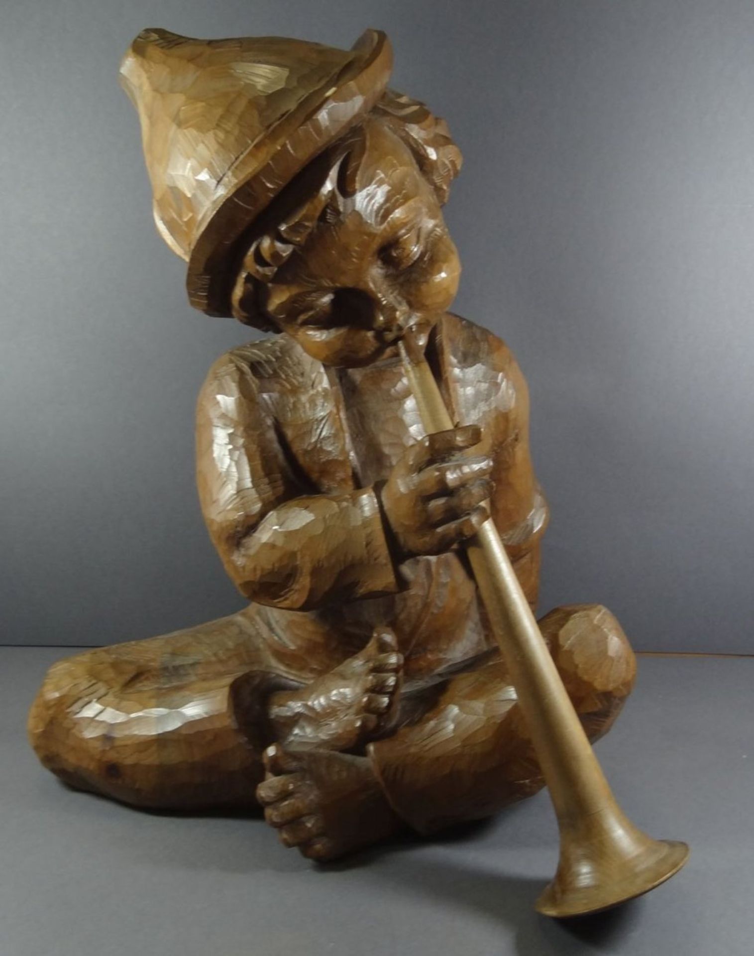 grosse Holzschnitzerei,Junge mit Blasinstrument, H-50 cm, T-40 cm