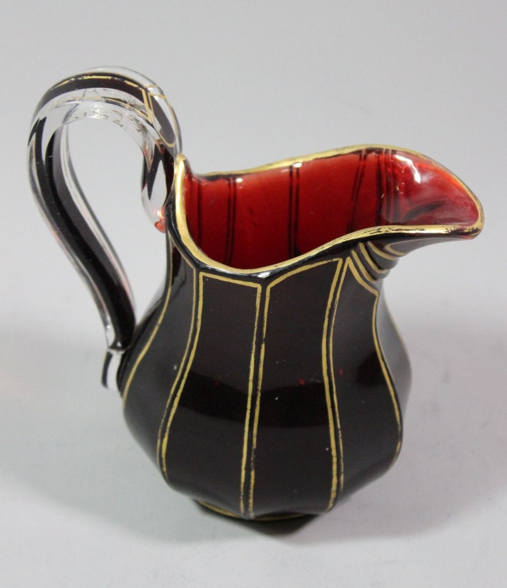 Biedermeier-Sahnekännchen, rotes Glas mit Goldbemalung, berieben, Henkel mit Spannungsriss, H-13cm.