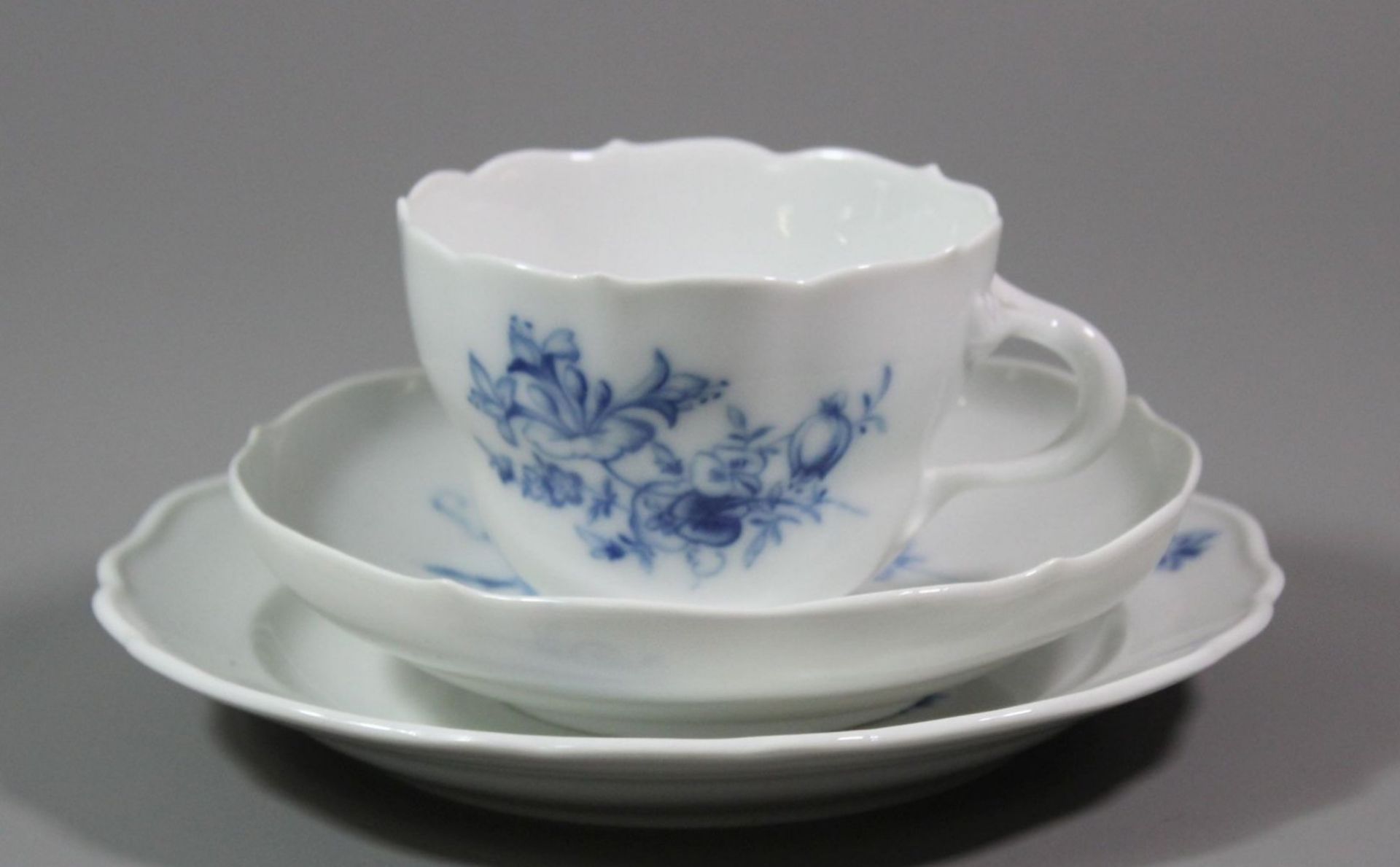 Gedeck, Meissen, Schwertermarke, blaues florales Dekor, je 2 Schleifstriche, Tasse H-6,5cm. - Image 2 of 4