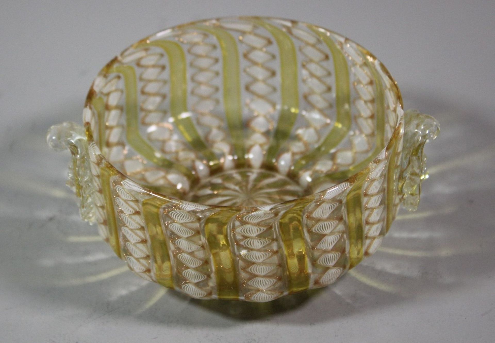 runde Schale, wohl Murano, älter, Latticinio-Glas, Goldfäden , H-5cm ca. D-10,5cm.