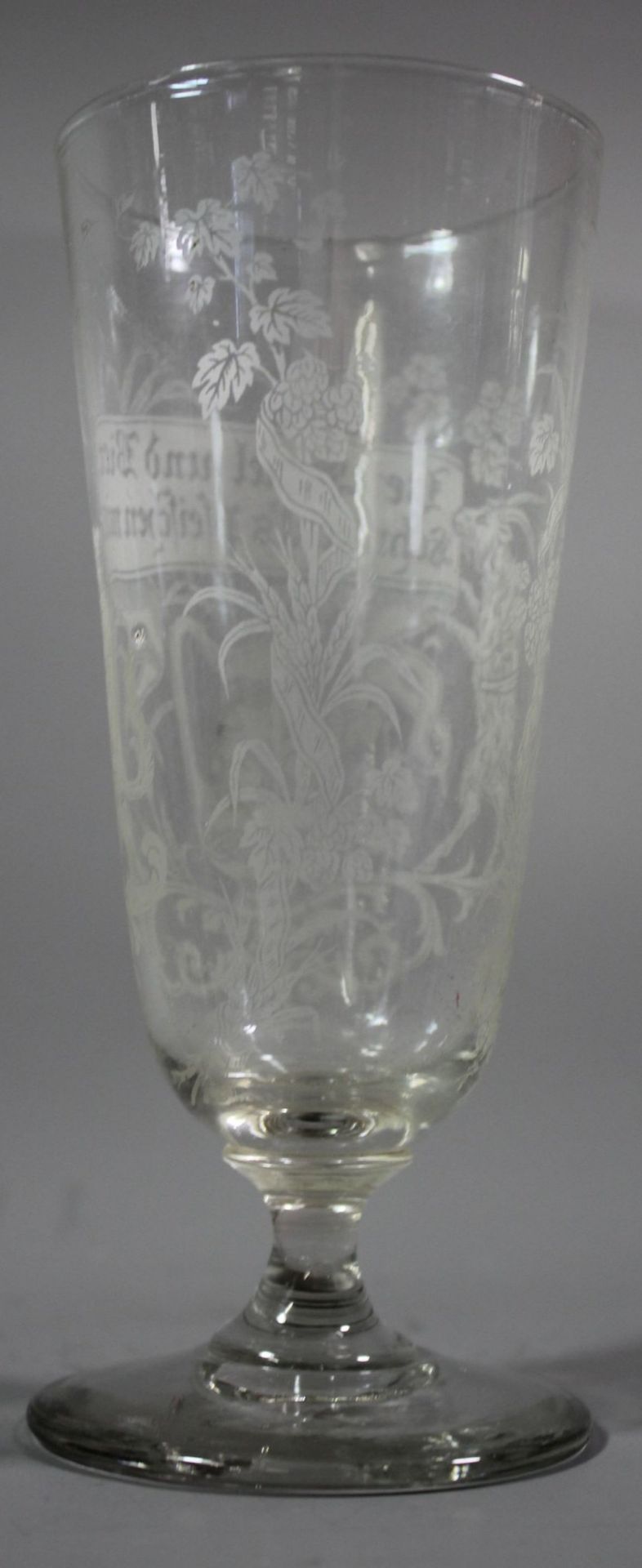 Bierglas auf Stand, älter, Sinnspruch "Bei Spiel und Bier, schmeckt's Pfeifchen mir", H-16cm. - Image 2 of 3