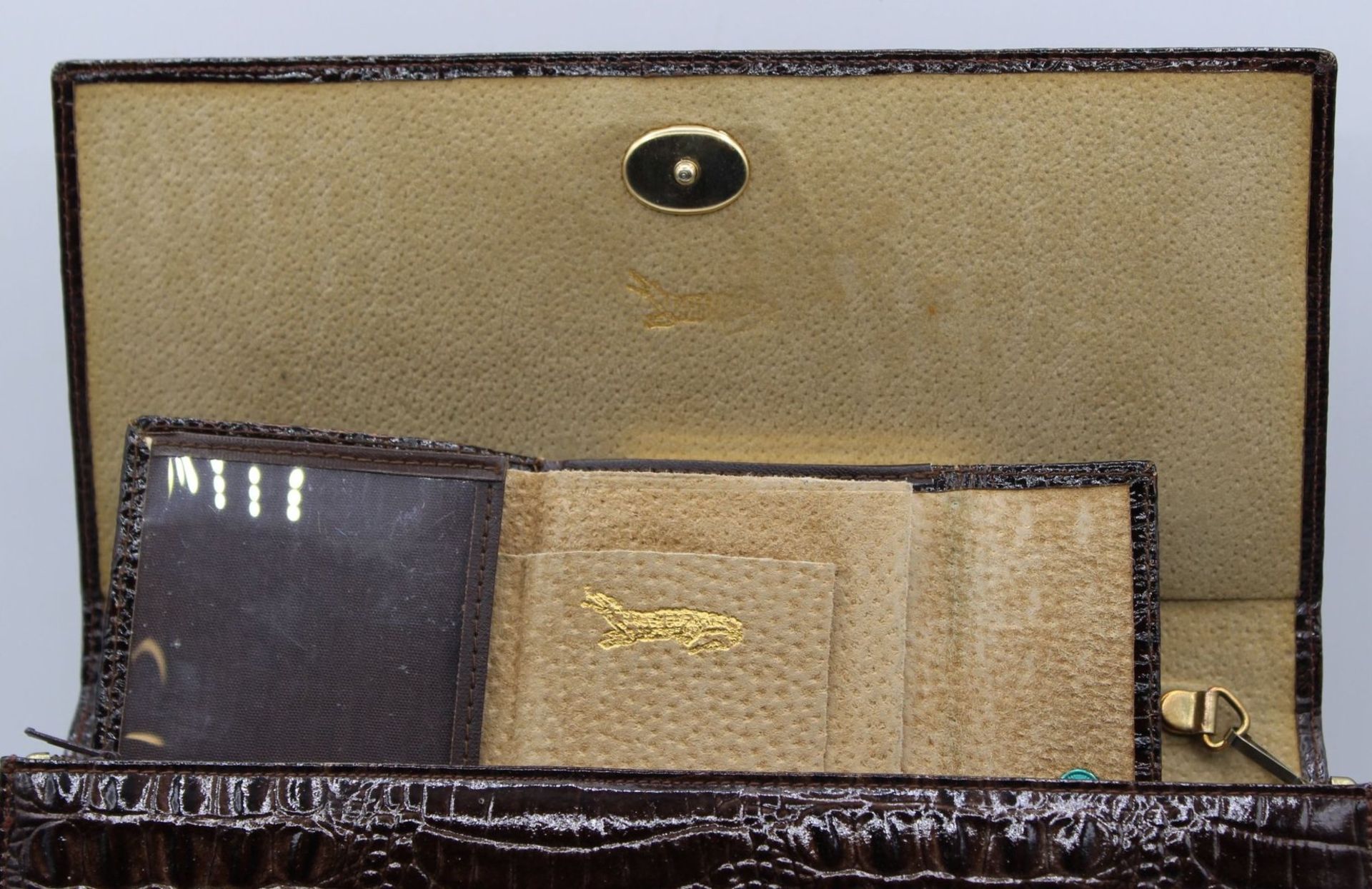 Damen-Handtasche, braunes Krokoleder, älter, anbei Geldbörse, Taschengurt defekt, leichte - Image 5 of 6
