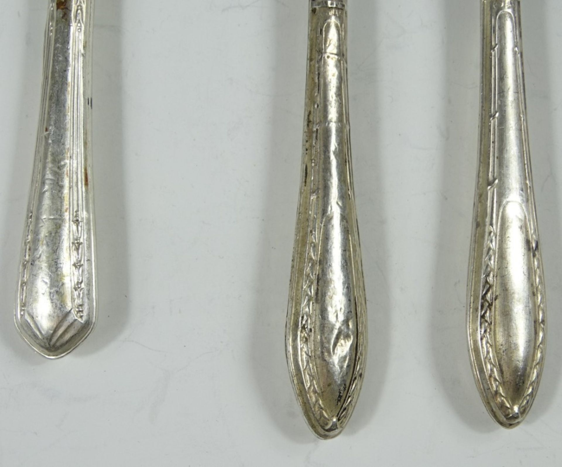 3 alte Vorlegeteile mit 800er-Silbergriffen, zus. 84 gr., L. 17,5-20,5 cm, deutliche Altersspuren - Image 2 of 5