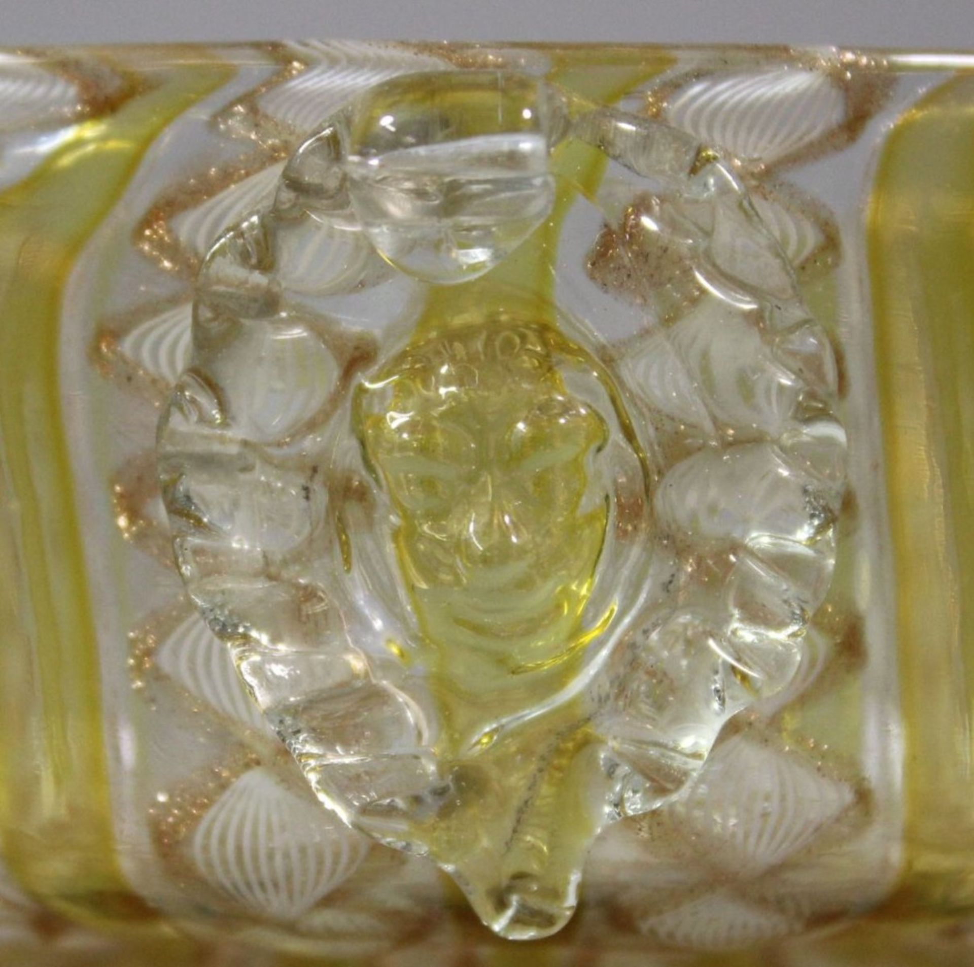 runde Schale, wohl Murano, älter, Latticinio-Glas, Goldfäden , H-5cm ca. D-10,5cm. - Image 2 of 5