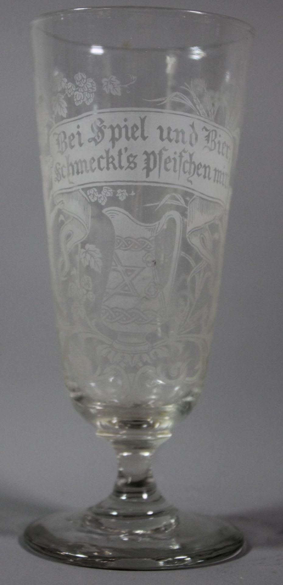 Bierglas auf Stand, älter, Sinnspruch "Bei Spiel und Bier, schmeckt's Pfeifchen mir", H-16cm.
