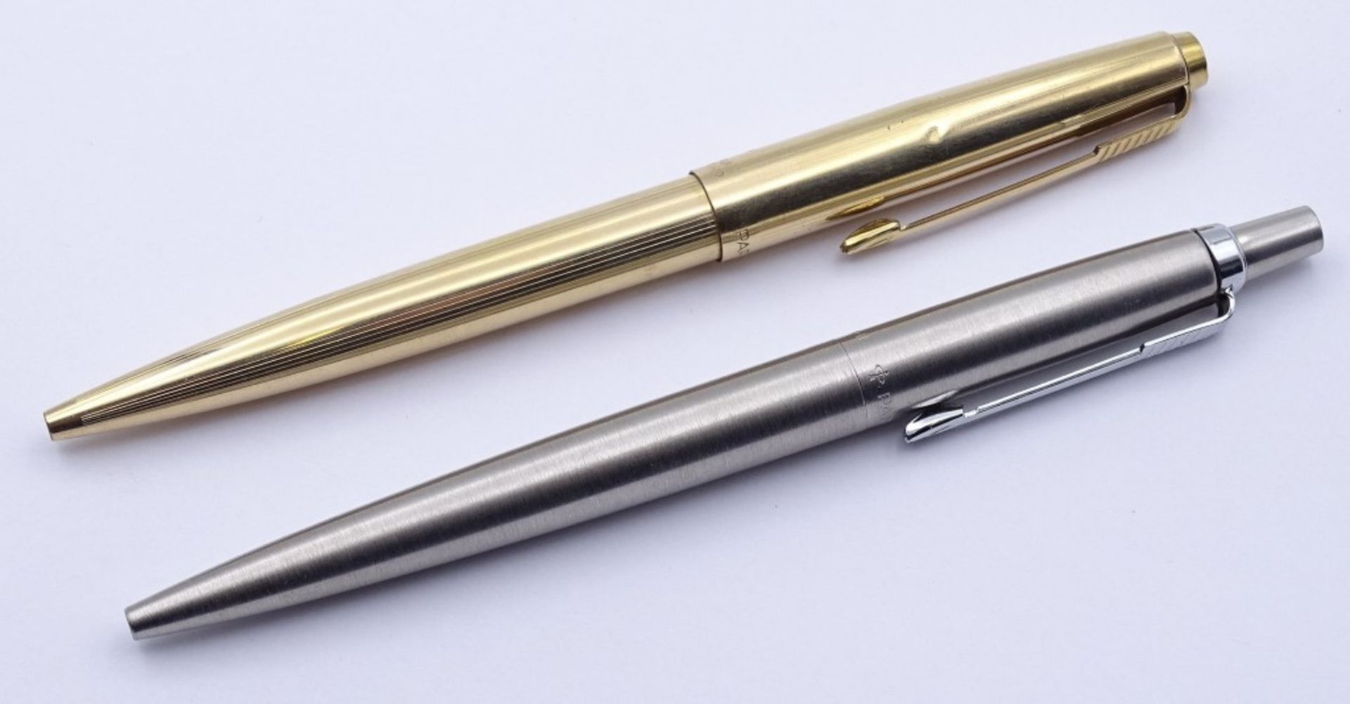 Zwei "Parker" Kugelschreiber,goldfarbene mit Dellen,L- 13cm