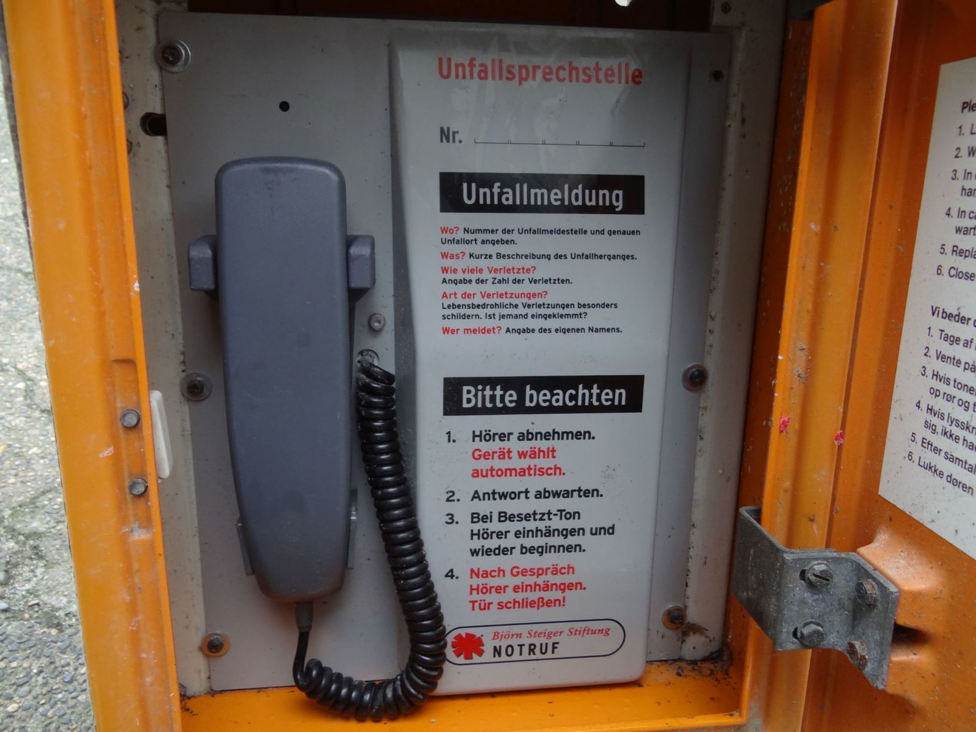 Notruf-Telefon in Blechkasten, Standort Otting (LK Donau-Ries), Alters-u. Gebrauchsspuren, H-54 - Image 2 of 8