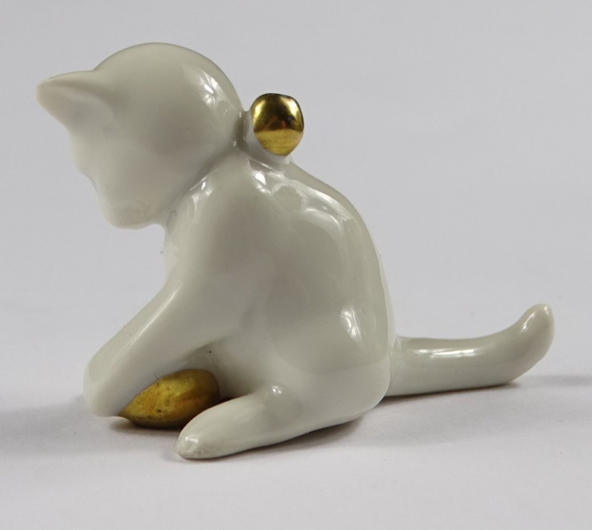 Kleine Katzenfigur mit Goldstaffage, Metzler & Orloff, H. 4 cm, Goldfarbe teilweise leicht - Image 2 of 4