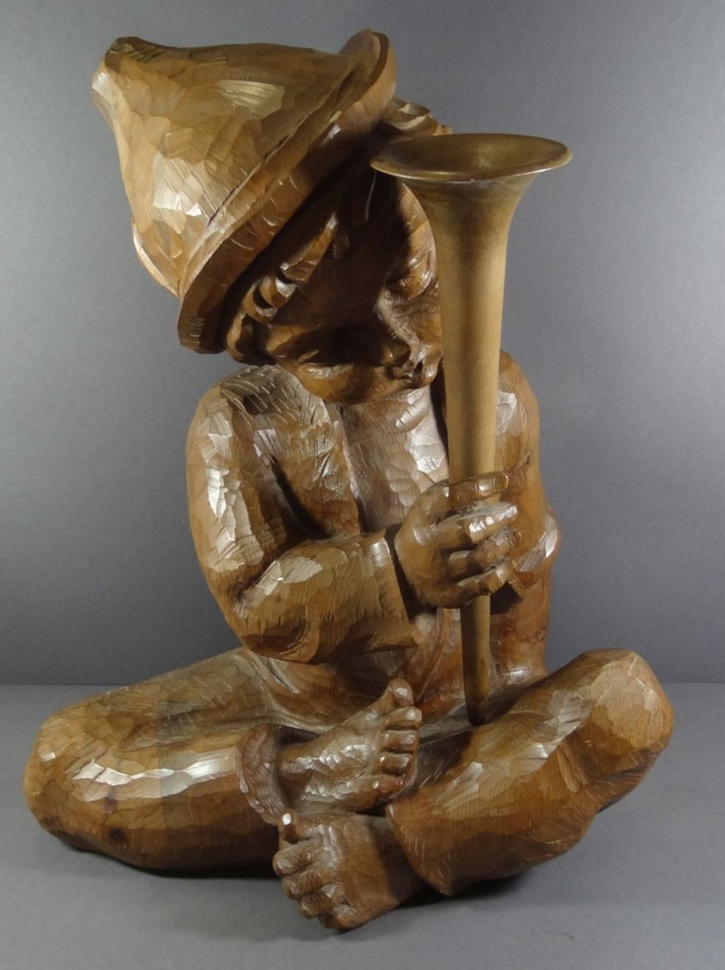 grosse Holzschnitzerei,Junge mit Blasinstrument, H-50 cm, T-40 cm - Image 3 of 10