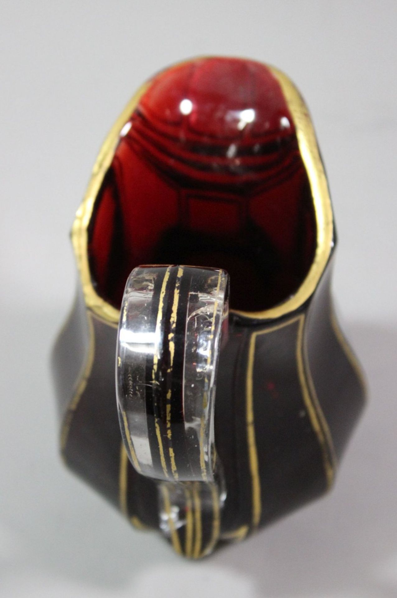 Biedermeier-Sahnekännchen, rotes Glas mit Goldbemalung, berieben, Henkel mit Spannungsriss, H-13cm. - Image 3 of 6