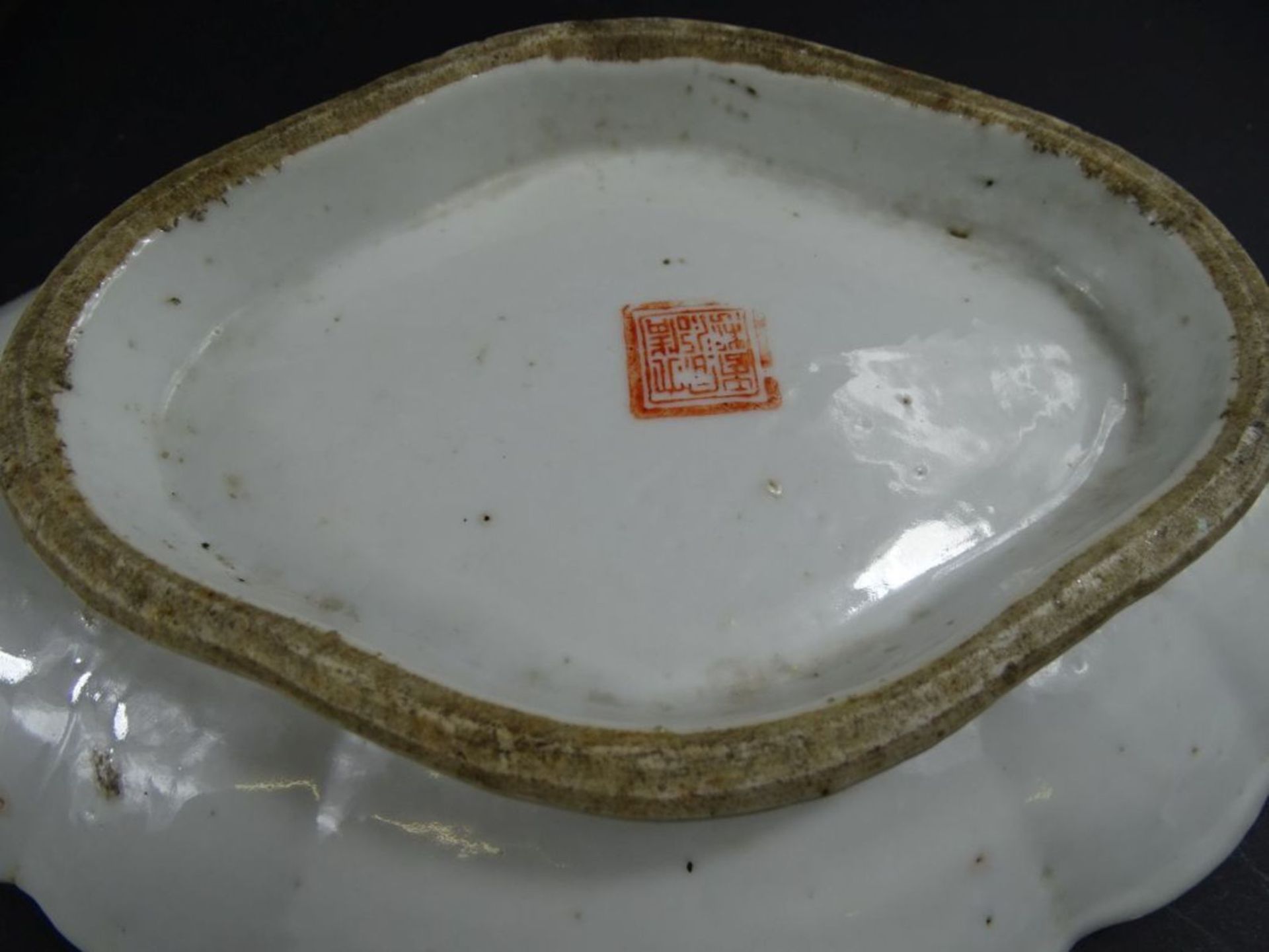 ovale China-Schale auf Standring, figürl. Dekor, H-4,5 cm, 27,5x20 cm, Alters-u. Gebrauchsspuren, - Image 5 of 6
