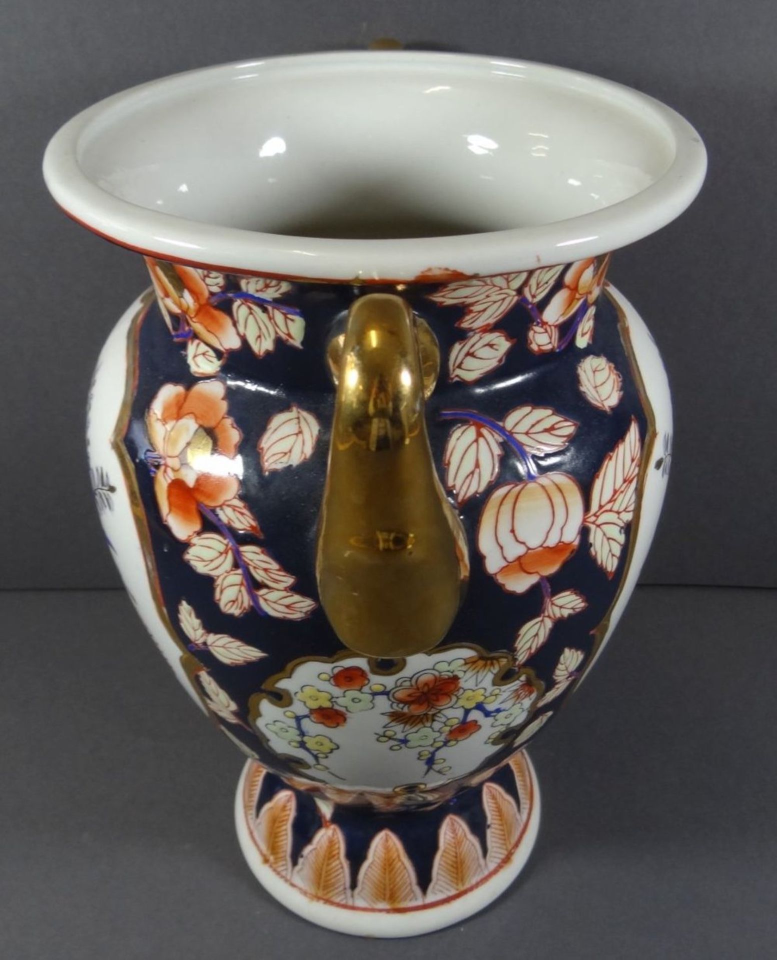 handbemalte grosse Henkelvase,, ungedeutete Marke, H-27 cm, Stand mit kl. Chip - Image 3 of 6