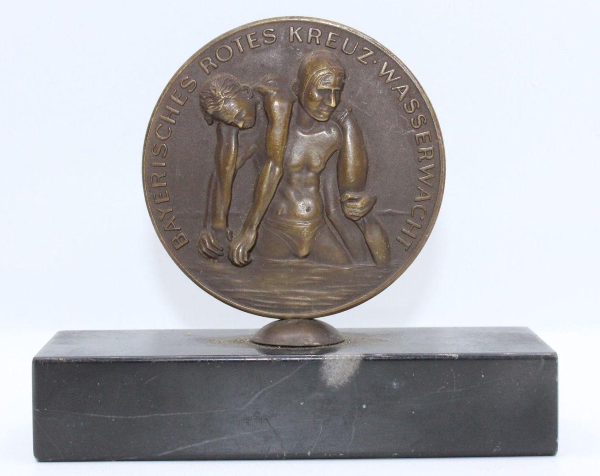 Wasserwacht-Medaille des Bayerischen Roten Kreuzes, Bronze, um 1950, Marmorstand, H-8,5cm B-10cm.