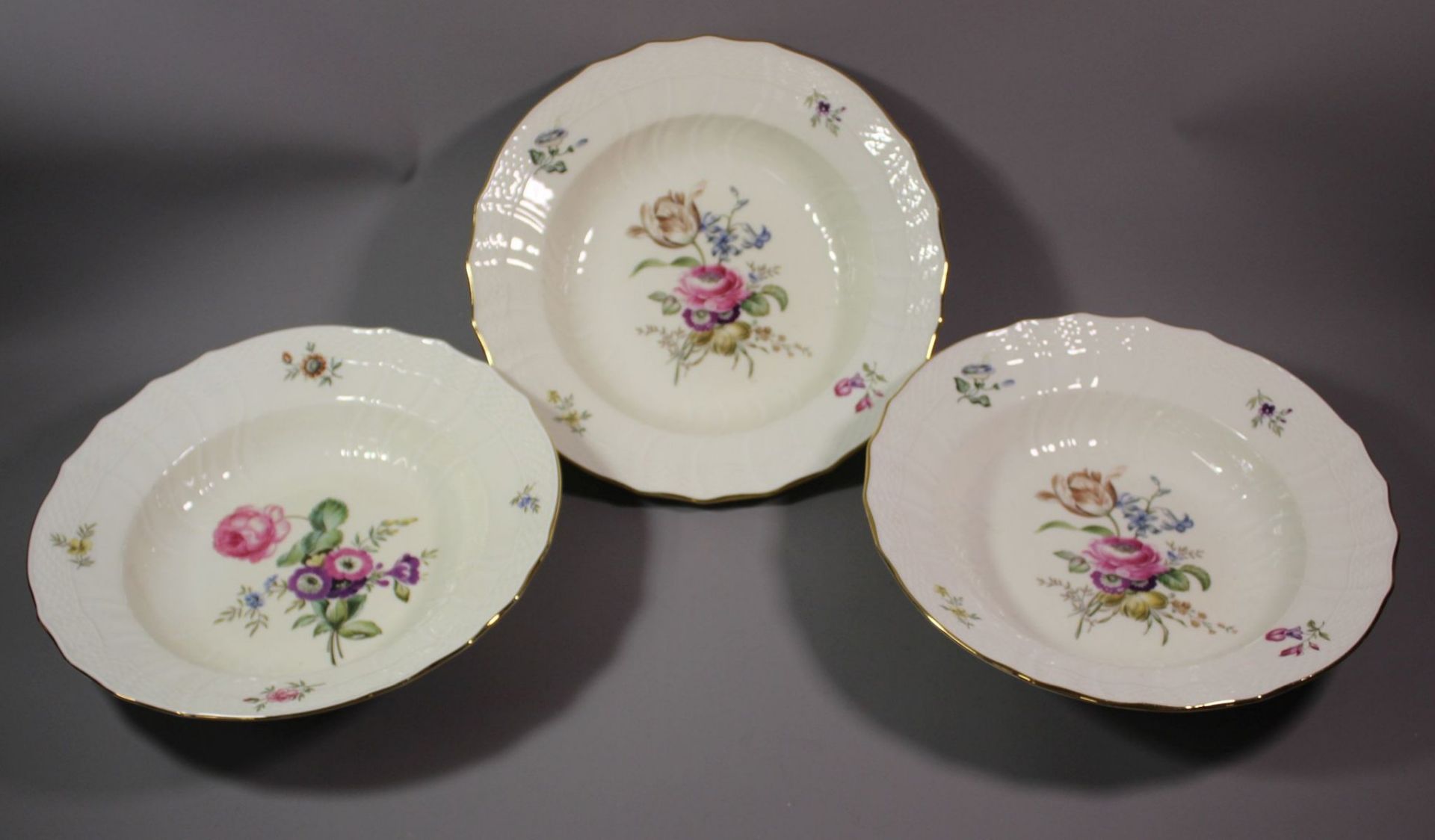 3x Suppenteller, Royal Copenhagen, Blumenbemalung, H-6cm D-25cm.