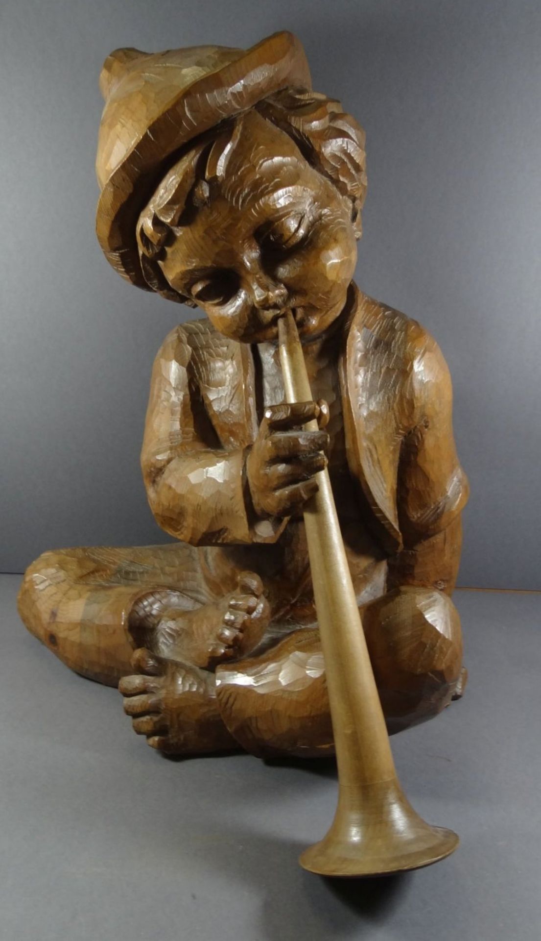 grosse Holzschnitzerei,Junge mit Blasinstrument, H-50 cm, T-40 cm - Image 9 of 10