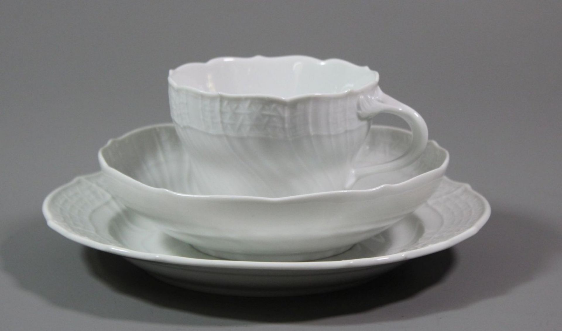 Gedeck, Meissen, Schwertermarke, Weißporzellan reliefiert, je 4 Schleifstriche, Tasse H-6,5cm. - Image 2 of 5