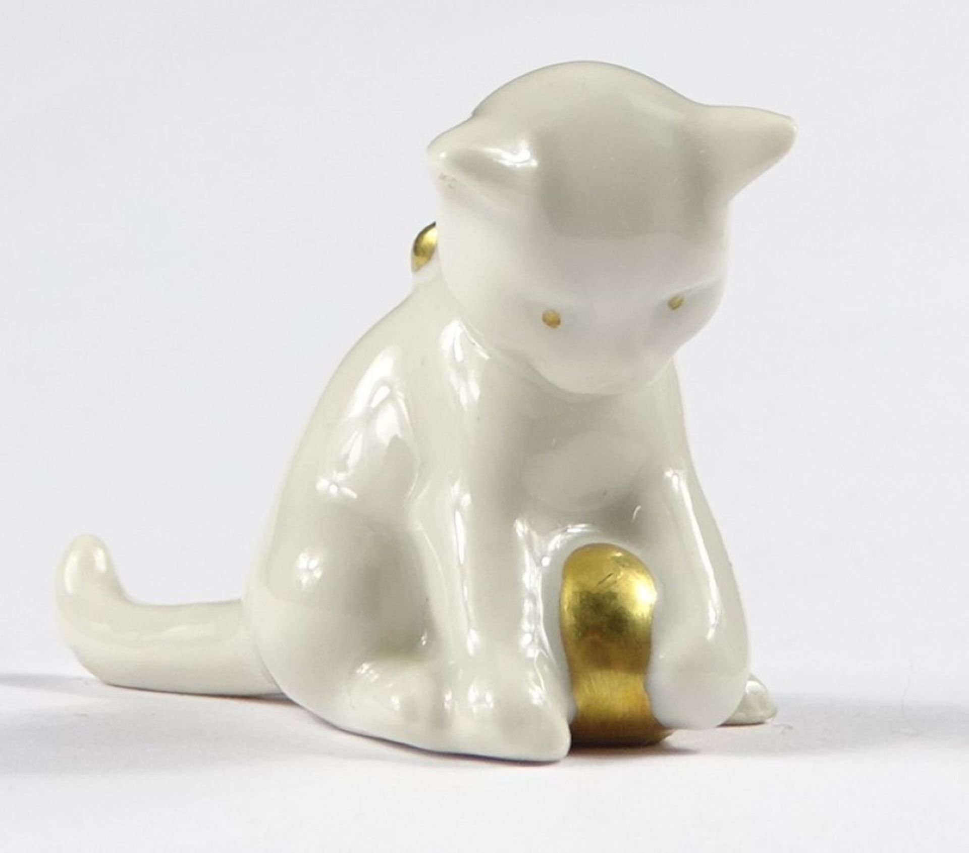 Kleine Katzenfigur mit Goldstaffage, Metzler & Orloff, H. 4 cm, Goldfarbe teilweise leicht