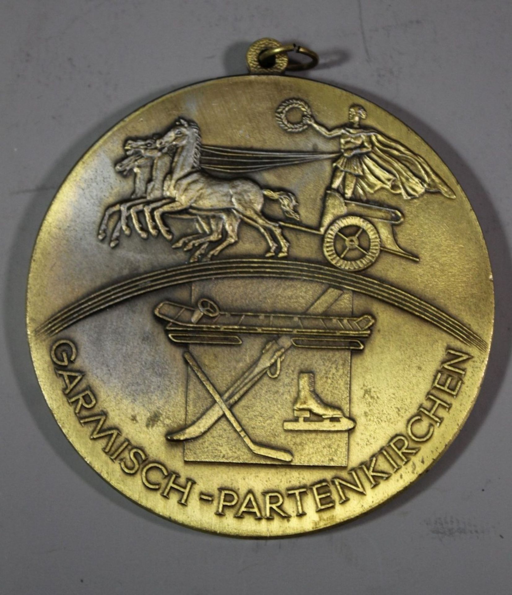 gr. Medaille sowie Postkarte, Olympische Winterspiele 1936, Medaille 8cm. - Image 2 of 2