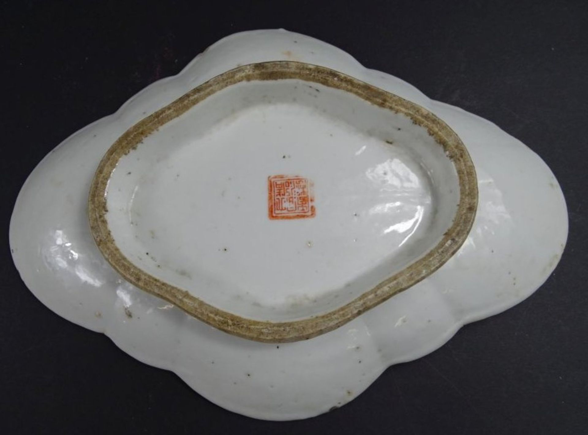 ovale China-Schale auf Standring, figürl. Dekor, H-4,5 cm, 27,5x20 cm, Alters-u. Gebrauchsspuren, - Image 4 of 6