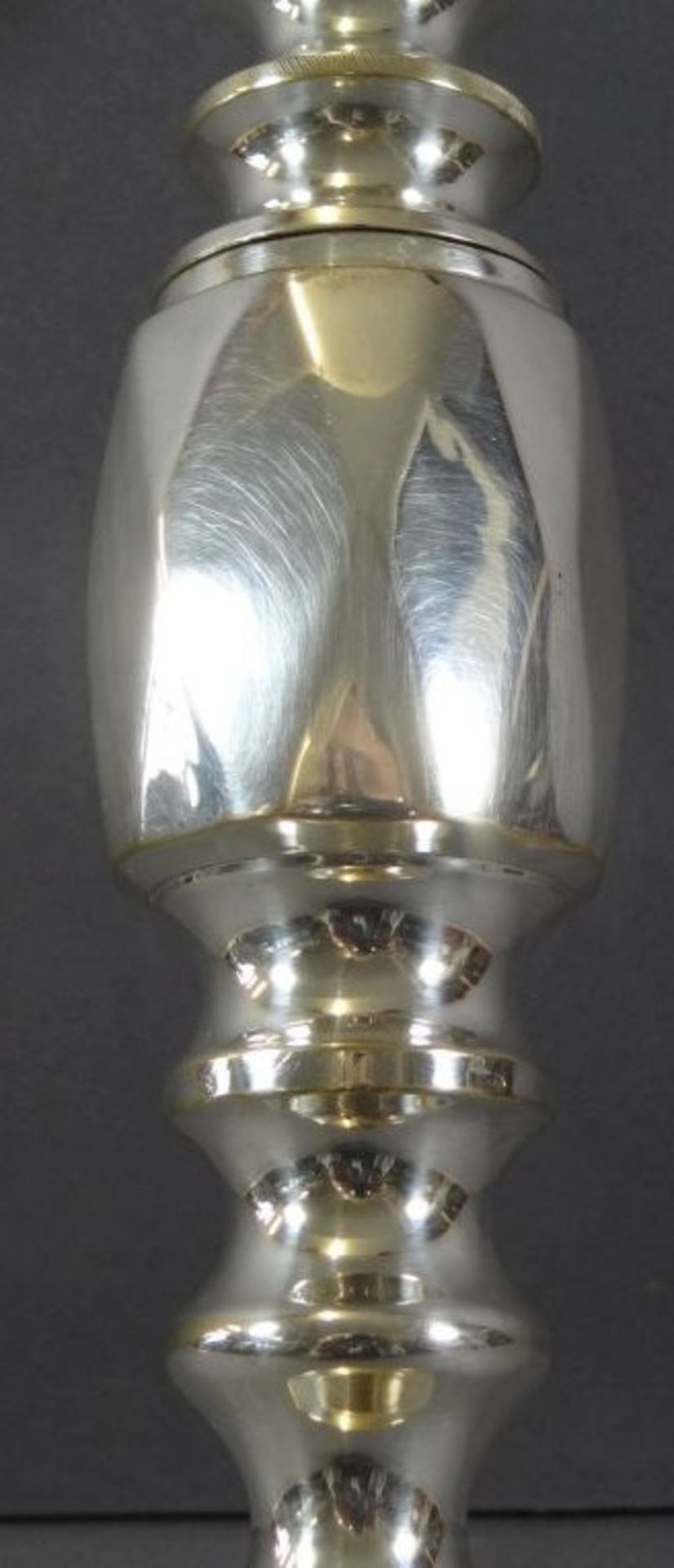 hoher versilberter Leuchter, zerlegbar in 3 Teilen, berieben, H-30 cm - Image 4 of 7