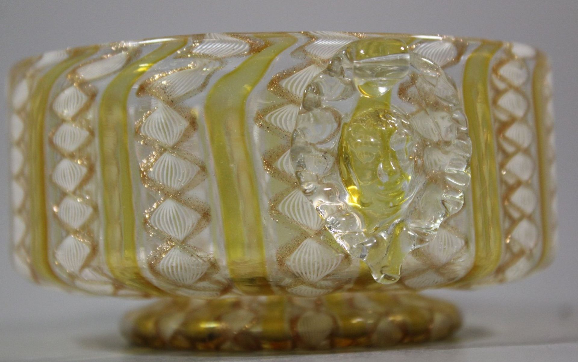 runde Schale, wohl Murano, älter, Latticinio-Glas, Goldfäden , H-5cm ca. D-10,5cm. - Image 4 of 5