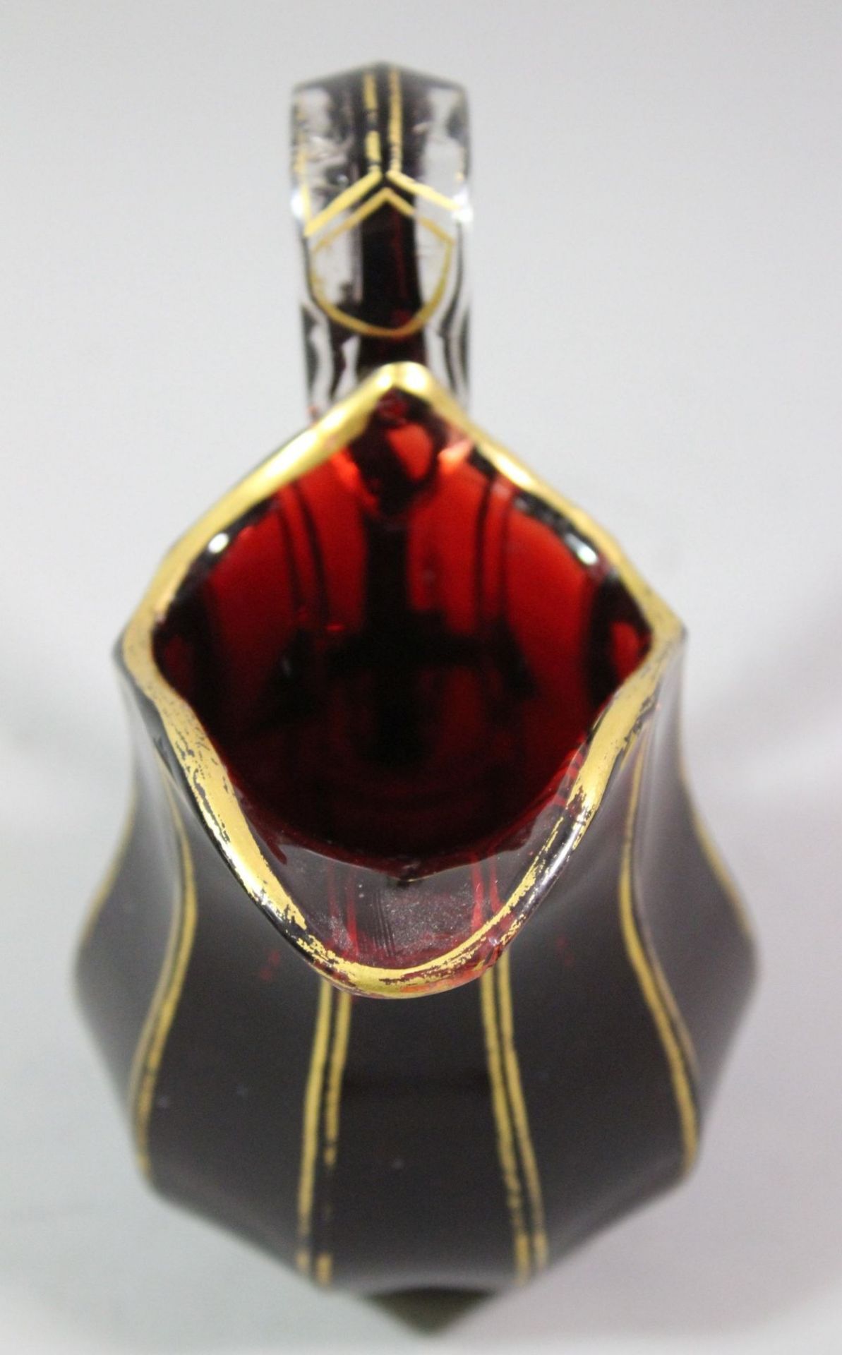 Biedermeier-Sahnekännchen, rotes Glas mit Goldbemalung, berieben, Henkel mit Spannungsriss, H-13cm. - Image 4 of 6