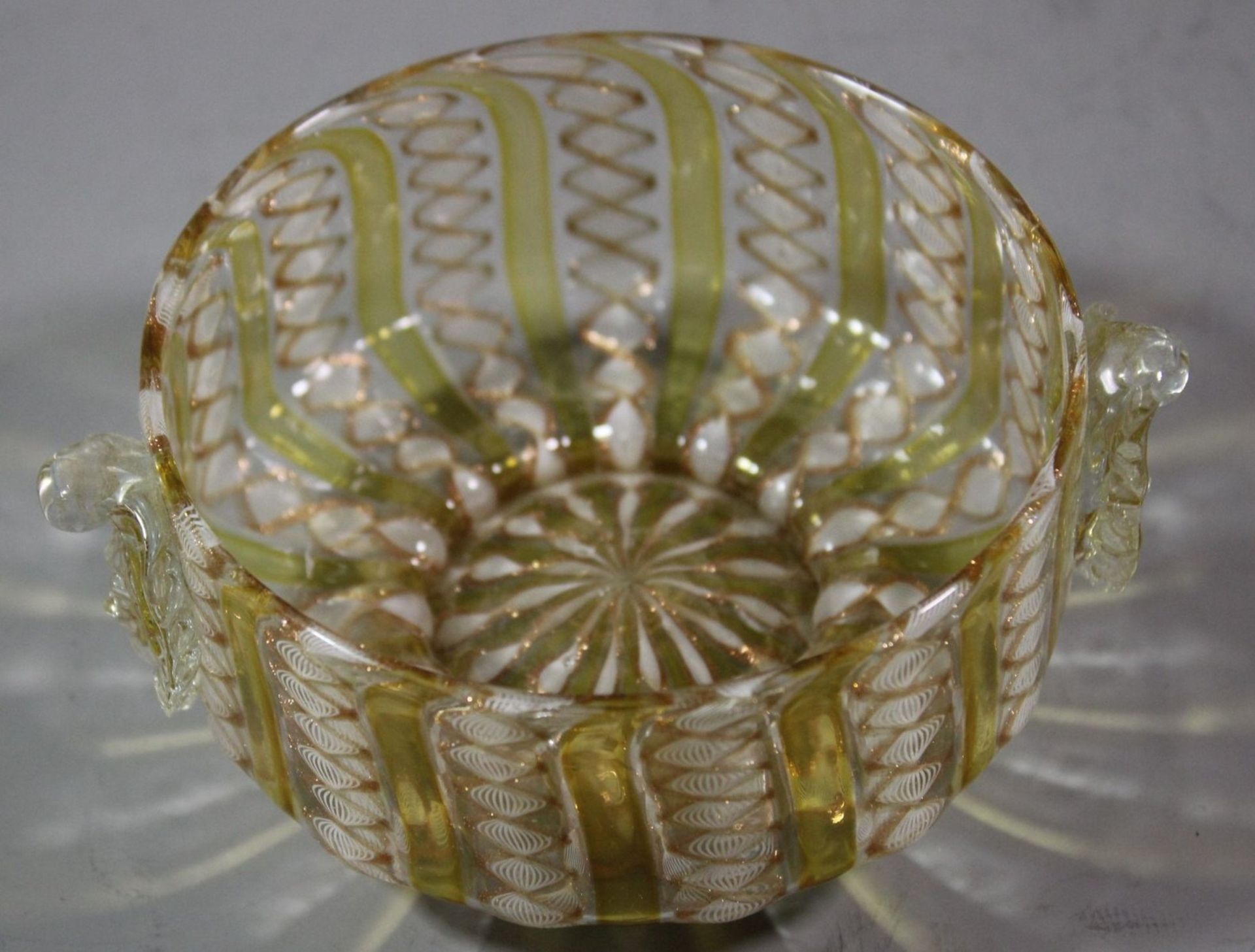 runde Schale, wohl Murano, älter, Latticinio-Glas, Goldfäden , H-5cm ca. D-10,5cm. - Image 3 of 5