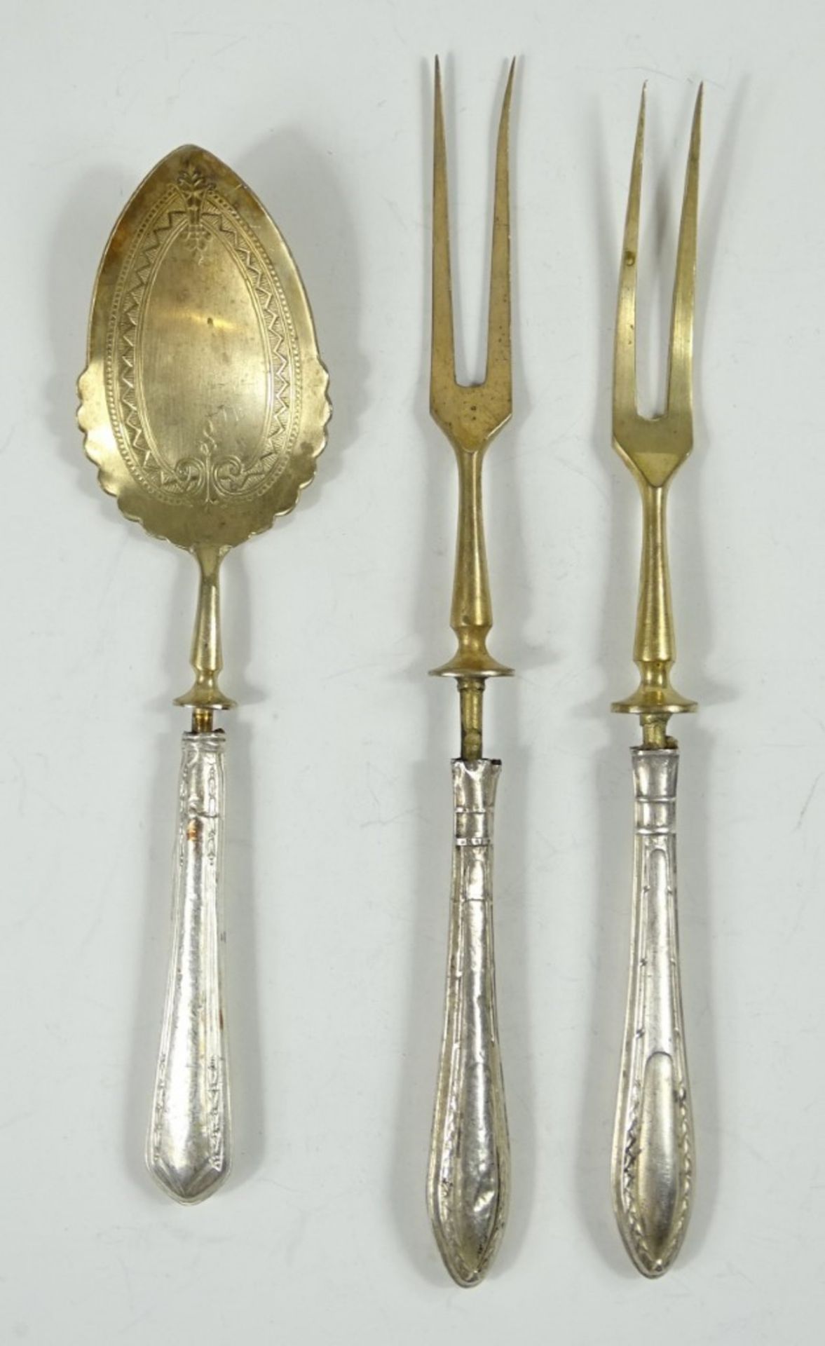 3 alte Vorlegeteile mit 800er-Silbergriffen, zus. 84 gr., L. 17,5-20,5 cm, deutliche Altersspuren