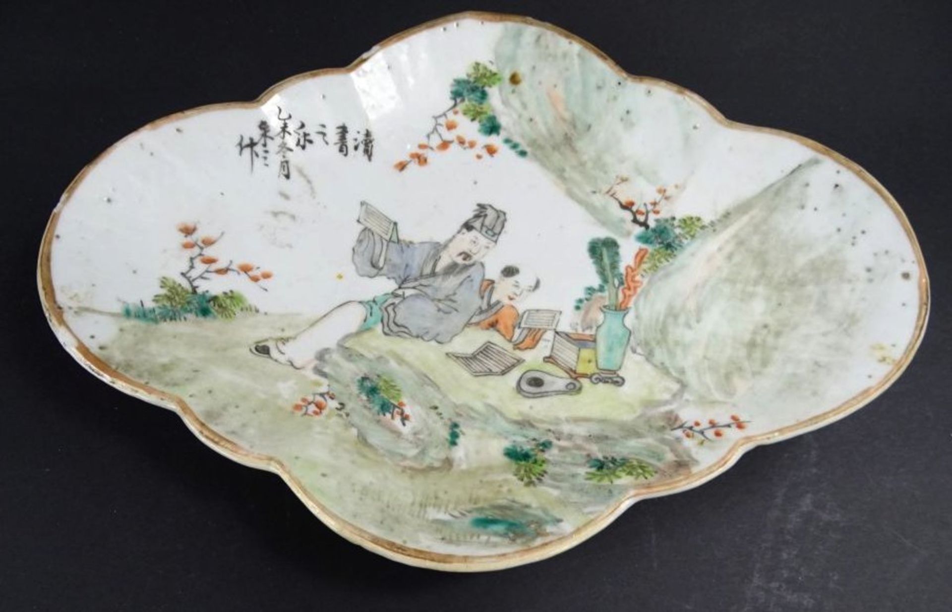 ovale China-Schale auf Standring, figürl. Dekor, H-4,5 cm, 27,5x20 cm, Alters-u. Gebrauchsspuren,