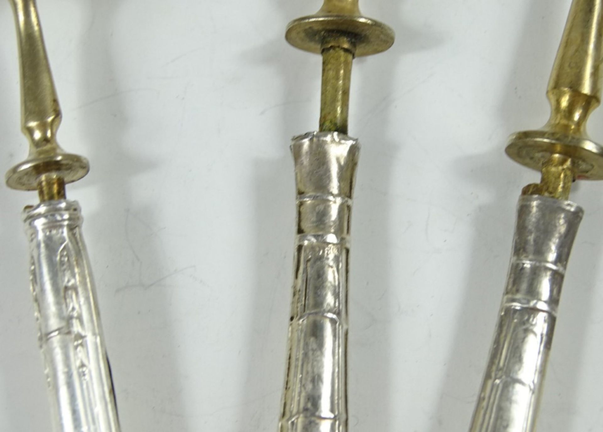 3 alte Vorlegeteile mit 800er-Silbergriffen, zus. 84 gr., L. 17,5-20,5 cm, deutliche Altersspuren - Image 4 of 5