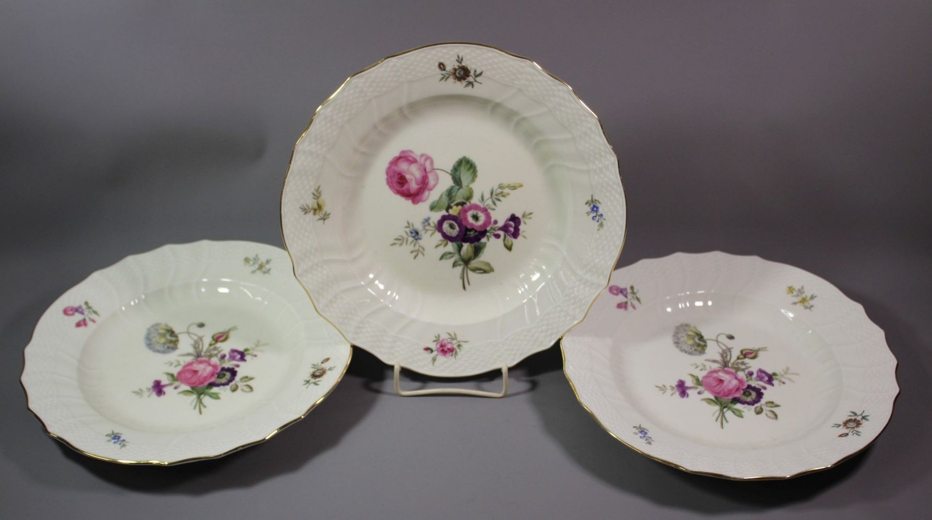 3x flache Teller, Royal Copenhagen, Blumenbemalung, H-3,5cm D-23,5cm.